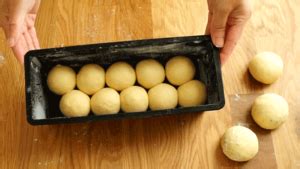 Pâte à brioche façonnée en boules dans un moule à cake