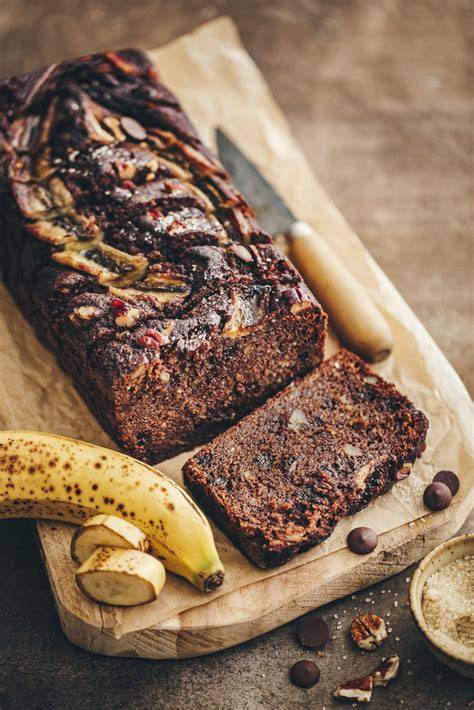 Banana bread au chocolat dans un moule à cake