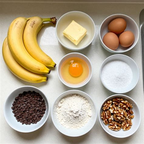 Illustration ingrédients clés pour banana bread : bananes, farine, chocolat, œufs