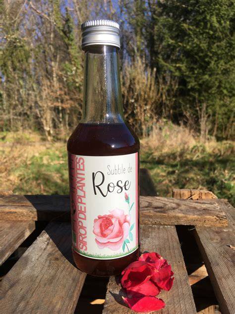 Photo : Verre d’eau fraîche avec sirop de rose et pétales pour décoration