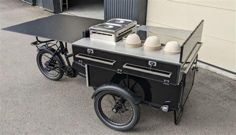 Un triporteur transformé en petite cuisine mobile