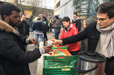 Camion de distribution de nourriture dans un village