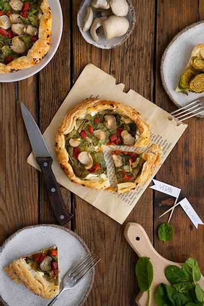 Pizza colorée faite par les enfants avec visages et légumes variés