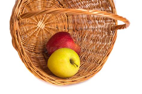 Assortiment de pommes variées sur un panier en osier