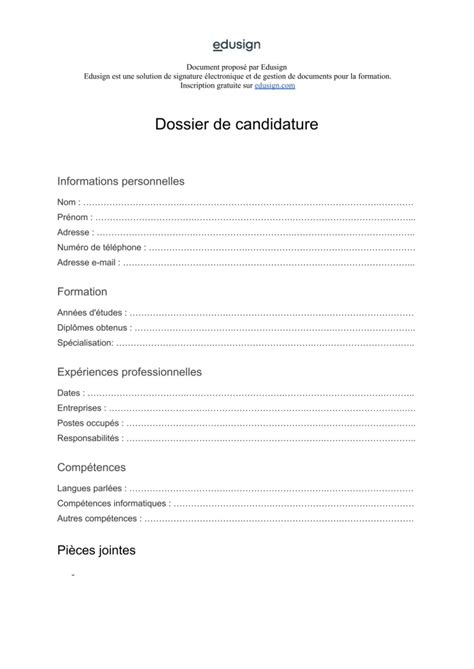 Équipe de production examinant des dossiers de candidature pour une émission de cuisine