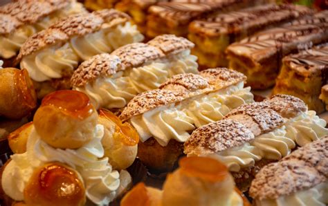 Une variété de pâtisseries françaises finement décorées