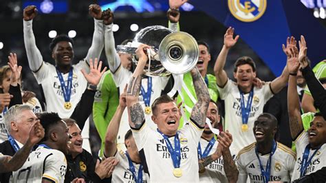 Théo Hernandez soulevant la Ligue des Champions avec le Real Madrid