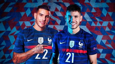 Théo et Lucas Hernandez côte à côte sous le maillot de l'équipe de France