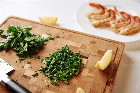 Ingrédients disposés sur une planche à découper : crevettes, champignons, oignons, œufs, farine, herbes