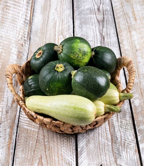 Courgettes fraîches dans un panier