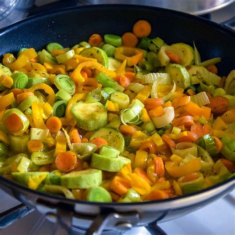 Assortiment de légumes frais : courgettes, carottes, poireaux