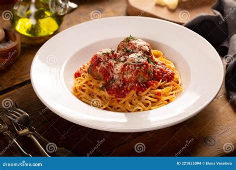 Assiette de spaghetti avec boulettes de sanglier et sauce tomate