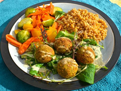 Tableau coloré de plats variés à base de pois chiches : houmous, falafels, salades