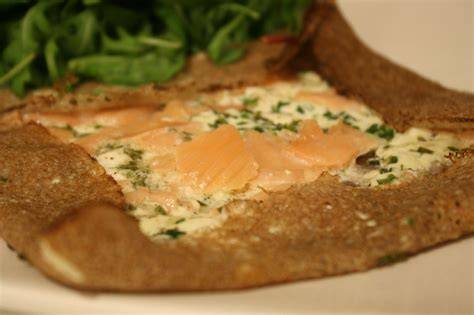 Une galette dorée avec garniture épinards-chèvre et saumon