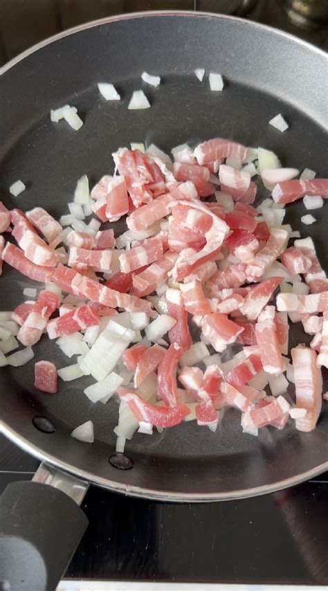 Poêle avec des oignons et des lardons en train de dorer