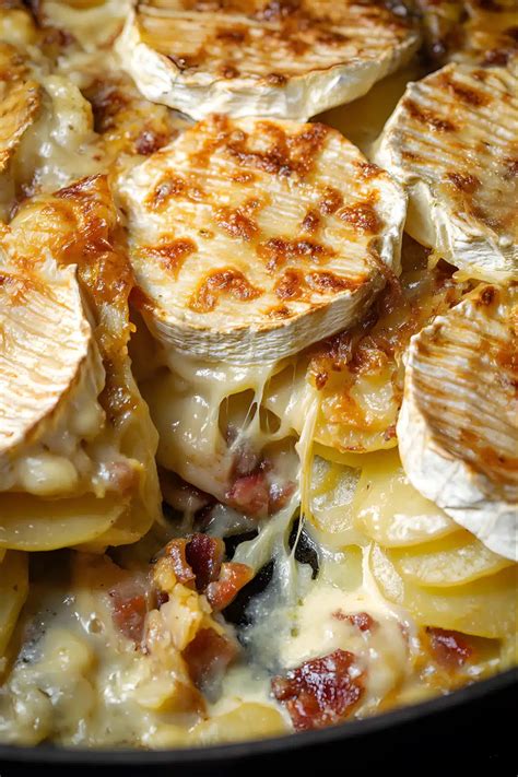 Vue rapprochée d'une tranche de tartiflette au chou-fleur, montrant le fromage fondu
