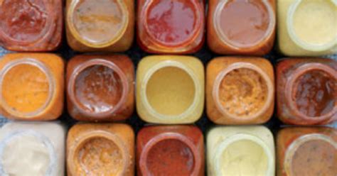 Plusieurs pots de sauces différentes pour kebab