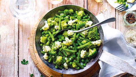Assortiment de légumes verts frais et surgelés pour une poêlée