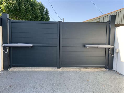 Portail battant motorisé avec bras vérin