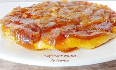 Schéma illustrant le montage tatin dans un moule et les couches de pâte, pommes et caramel