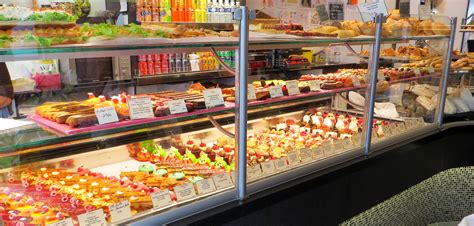 Vitrine d'une boulangerie-pâtisserie provençale