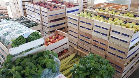 Marché de fruits et légumes provençaux