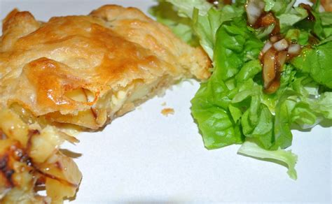 Un feuilleté au reblochon servi avec une salade