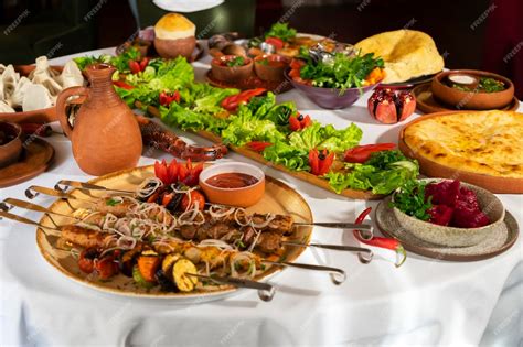 Une table dressée avec des plats algériens colorés