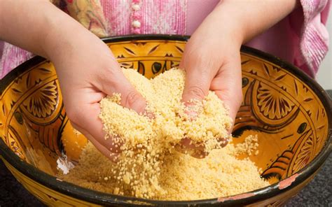Symbole de convivialité autour d'un plat de couscous