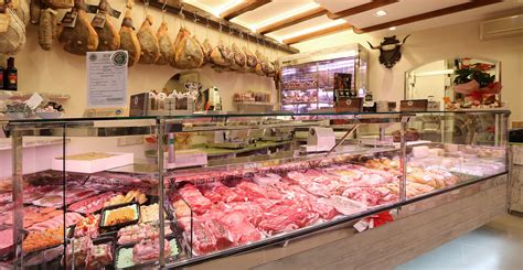 Vitrine d'une boucherie artisanale avec différentes pièces de viande