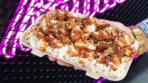 Illustration d'une barquette de street food avec différentes viandes et accompagnements