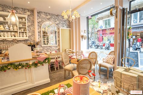 Intérieur du salon de thé Le Pavlova avec une décoration élégante et des pâtisseries exposées