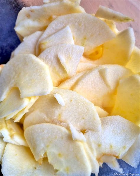 Lamelles de pommes finement coupées prêtes à être disposées sur une pâte