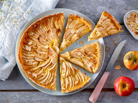 Une tarte aux pommes garnie de noisettes concassées