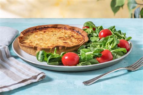 Tranches de quiche lorraine servies avec une salade verte
