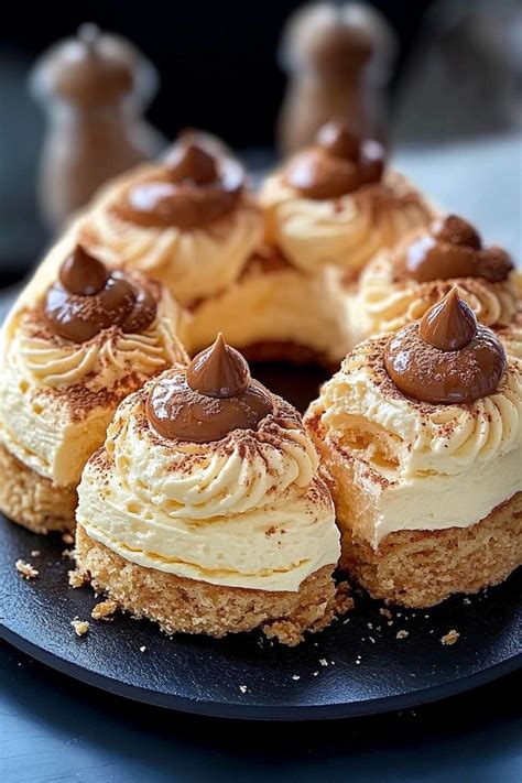 Schéma du montage d'une couronne de choux avec craquelin et crème