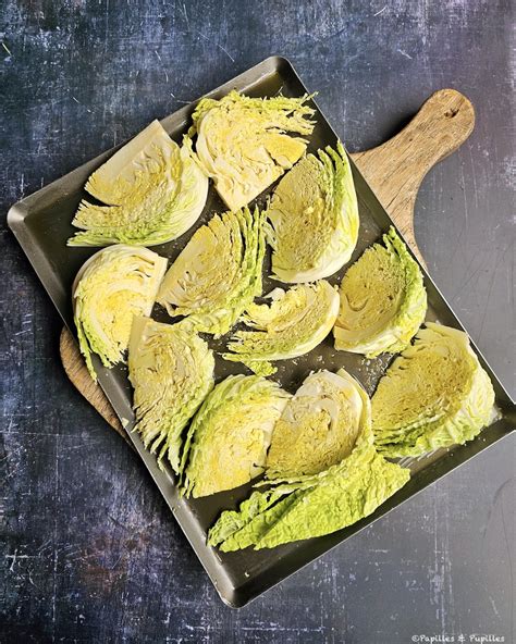 Quartiers de chou vert sur une plaque de cuisson
