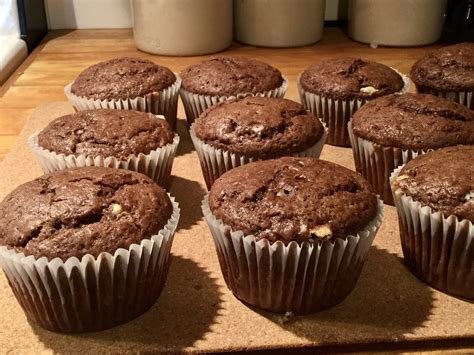Gros plan sur des muffins au chocolat et au beurre de cacahuètes, avec un glaçage en spirale