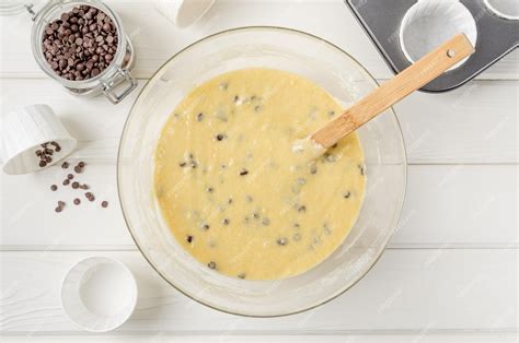 Bol contenant de la pâte à muffins avec des pistoles de chocolat
