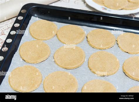 Petits Lu caramélisés sur une plaque de cuisson