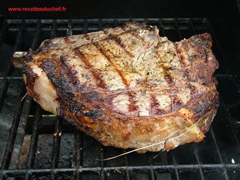 Côte de boeuf sur un barbecue