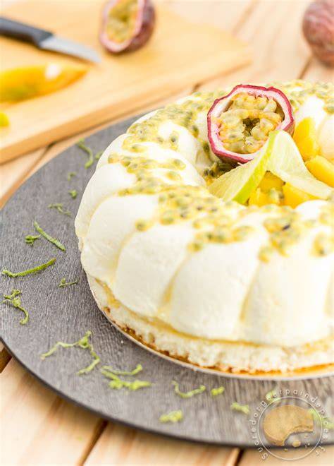 Entremet mousse fromage blanc décoré avec fruits et pistaches