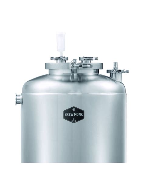 Vue détaillée des raccords sanitaires sur une cuve de fermentation