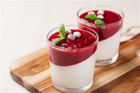 Verrines de panna cotta avec des fruits rouges