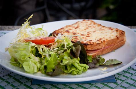 Croque Monsieur et Croque Madame avec salade