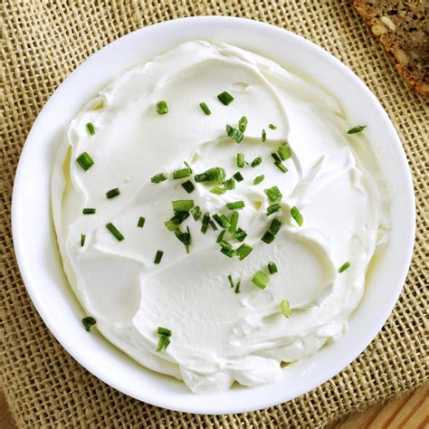 Bol de fromage frais crémeux prêt à être incorporé dans une recette de verrine.