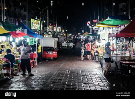 Rue napolitaine avec des stands de nourriture