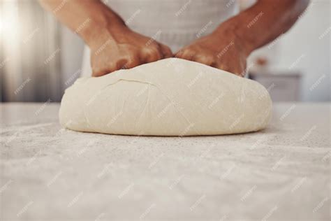 Mains pétrissant une pâte à pain