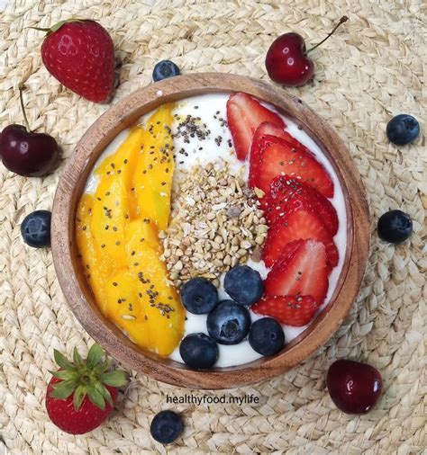 Bol de fromage blanc végétal garni de fruits frais et de muesli