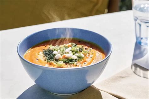 Bol de soupe de légumes fumante avec des herbes